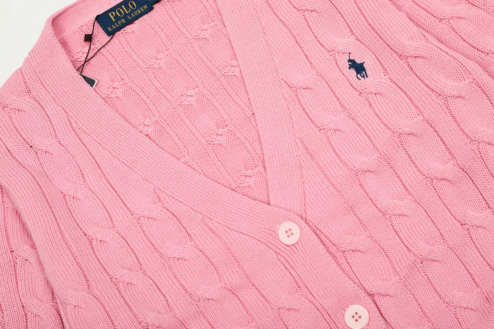 P250 Top quality" Style number: DS113# (not off the shelves all year round) [Ralph Lauren large V-neck solid color pony embroidered logo twist knitted cardigan] ✅Ralph Lauren classic basic versatile goddess style large V-neck knitted cardigan jacket ✅Main supply platform live broadcast Wholesale entities Replenish when out of stock Not off the shelves ✅ZP quality 1:1 version Scan the code to enter the GF website Counter quality ✅Detailed quality is the only one in Guangzhou Imported quality cotton yarn, focusing on high-end, cost-effective, good quality needless to say ✅The version is restored to the original order, the maximum size can be worn up to 160 pounds, loose, comfortable and stress-free ✅The upper body is simple and easy to match, ootd must-have style, good-looking clothes are never picky, a must-have in the goddess' wardrobe. Size: S-XL Color: Black White Gray Light Blue Khaki Pink Yellow Chinese Red Navy Blue White Label Navy Blue Red Label
